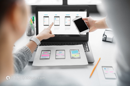 應用程序,技術商業網頁師開發人員與筆記本電腦智能手機工作的用戶界布局辦公室網頁師智能手機用戶界